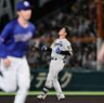 　７回、左飛に倒れ悔しがる坂本（撮影・田中太一）