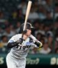 ５回、右前打を放つ近本（撮影・西田忠信）