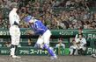 　９回、佐藤輝が三振に倒れ７連敗。ベンチでグラウンドを見つめる藤川監督（撮影・田中太一）
