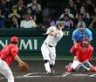 １回、右越えに先制適時二塁打を放つ佐藤輝（撮影・山口登）