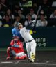 ４回、レフトポール直撃の２ランを放つ森下（撮影・山口登）
