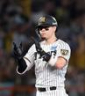 　１回、先制の二塁打を放ち手をたたく佐藤輝（撮影・西田忠信）