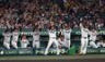 　１回、先制に盛り上がる阪神ナイン（撮影・山口登）