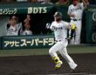 ４回、レフトポール直撃の２ランを放ちガッツポーズを見せる森下（撮影・山口登）