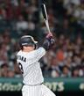 ４回、中前に適時打を放つ大山（撮影・山口登）