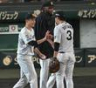 ウイニングボールを手に大山（３）と笑顔でタッチを交わす大竹（撮影・飯室逸平）