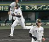 　４回、適時打を放つ大山（撮影・飯室逸平）