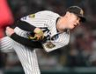 　８回、最少失点に抑える及川