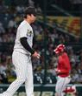 １回、佐藤啓（右）に先頭打者本塁打を許した村上（撮影・西田忠信）