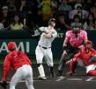 　１回、同点の犠飛を放つ佐藤輝。投手栗林（撮影・山口登）