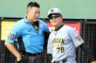 選手交代を告げる阪神・平田勝男２軍監督（右）