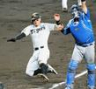 　３回、元山の内野安打で生還する佐藤輝（撮影・立川洋一郎）