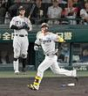 　８回、佐藤輝（奥）に並ぶ３５号ソロを放つ森下（撮影・飯室逸平）