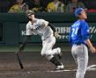 １０回、左前打を放つ中野（撮影・飯室逸平）