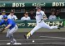 　１回、内野安打で出塁する近本（撮影・飯室逸平）