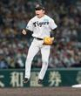 　１１回、無失点に抑え、ガッツポーズする石井