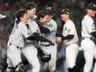 　１１回、サヨナラ弾を放ちナインに祝福される大山（撮影・西田忠信）