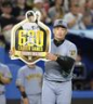 　通算６００試合登板を達成し、ボードを持つ岩崎