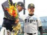 平野（左）へ花束を手渡し労をねぎらう平田２軍監督（撮影・立川洋一郎）