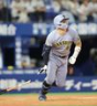 ４回、右越えに二塁打を放つ佐藤輝（撮影・吉澤敬太）