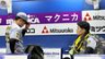 試合後、ベンチで話をする石井と坂本（撮影・田中太一）