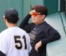 　練習前、早川（左）と談笑する西勇