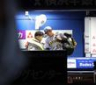 　試合後、真っ暗になったベンチの中で、坂本（左）と話す石井（撮影・吉澤敬太）