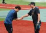 前日、死球を受けた中大の後輩・石田裕と和解する森下（撮影・金田祐二）