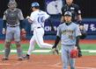 ４回、度会の打球を元山がエラー。同点にされる才木（撮影・金田祐二）