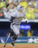 ７回、右越えにソロを放つ佐藤輝（撮影・吉澤敬太）