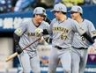 　６回、生還した大山（左）は笑顔でベンチへ向かう（撮影・田中太一）