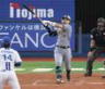 　７回、ソロを放つ佐藤輝（撮影・金田祐二）