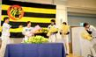 号泣！？しながら会場入りする岩崎（右）に笑顔を見せる西勇（撮影・田中太一）