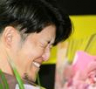 岩崎らから花束を受け取り、感極まる岩貞（撮影・田中太一）