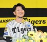 引退会見で笑顔を見せる岩貞（撮影・田中太一）