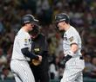 ８回、２ランを放ち森下（左）と喜ぶ佐藤輝（撮影・西田忠信）