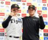 お立ち台でポーズを決める森下（左）と高橋（撮影・西田忠信）