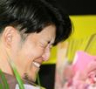 　岩崎らから花束を受け取り、感極まる岩貞（撮影・田中太一）