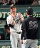 　高橋を祝福する藤川監督