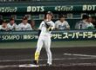 ２回、右飛に倒れる近本（撮影・山口登）