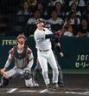 ６回、左越えに同点ソロを放つ大山（捕手・大城）＝撮影・山口登