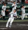 ９回、同点適時打を放った大山は一塁ベース上で雄たけびを上げる（撮影・山口登）