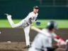 巨人打線を相手に力投する村上（撮影・立川洋一郎）