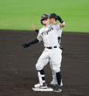 　３回、二塁打を放った佐藤輝はベンチへ向かってポーズ（撮影・立川洋一郎）
