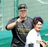 　明るい表情を見せて練習に臨む佐藤輝（撮影・立川洋一郎）