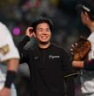 　１６勝目を挙げ満面の笑みの高橋（撮影・西田忠信）