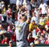 ３回、勝ち越し３ランを放ち、天を見上げる佐藤輝　（撮影・北村雅宏）