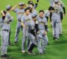 スタンドの胴上げコールに伏見を胴上げしようとする佐藤輝（撮影・金田祐二）