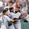 　ファーム日本選手権を制し、抱き合う中谷（中央）と藤川（右）＝２００３年１０月１１日