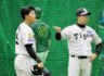 　平田２軍監督（右）らと話す立石（撮影・藤丸紘生）